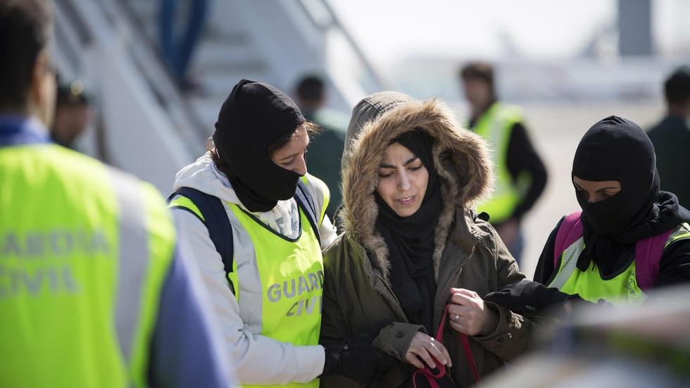 Why more and more women are drawn to the Islamic State image