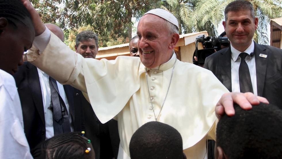 Pope Francis calls for peace in Central African Republic image