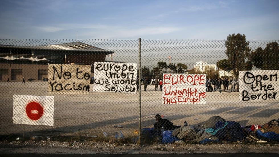 Roadblock creates bottleneck of stranded migrants in Greece image