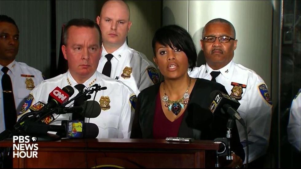 Baltimore mayor responds to mistrial in first Gray case image