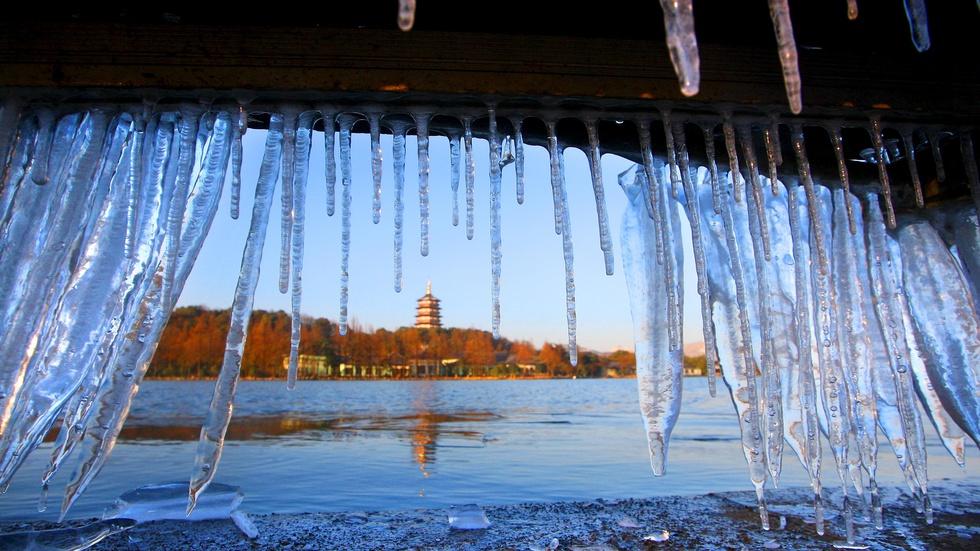 News Wrap: Abnormal cold snap kills dozens in East Asia image