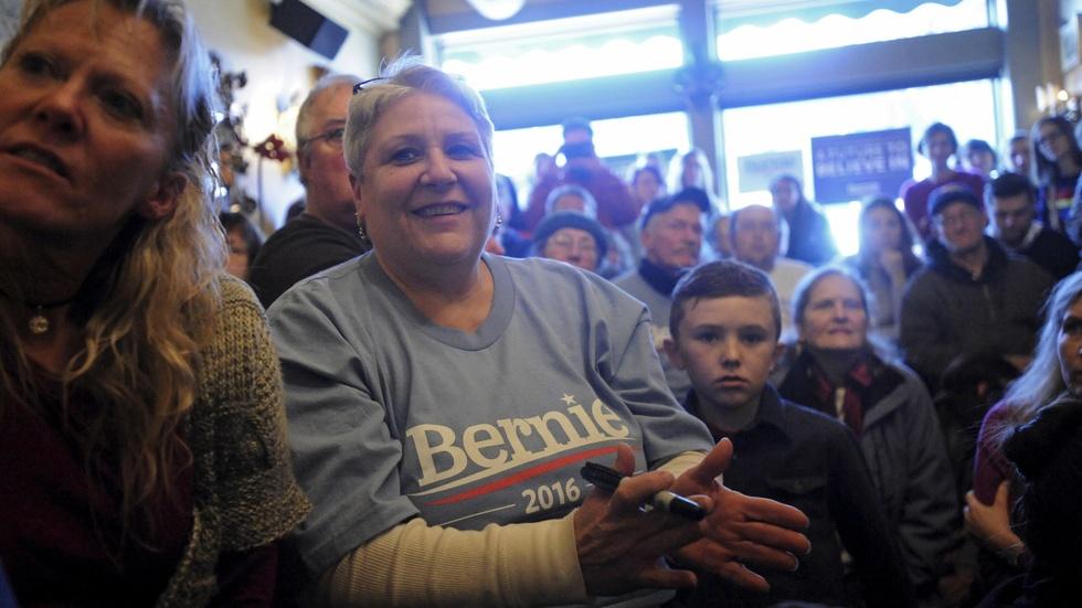 Between Clinton and Sanders, a tough fight for Iowa women image