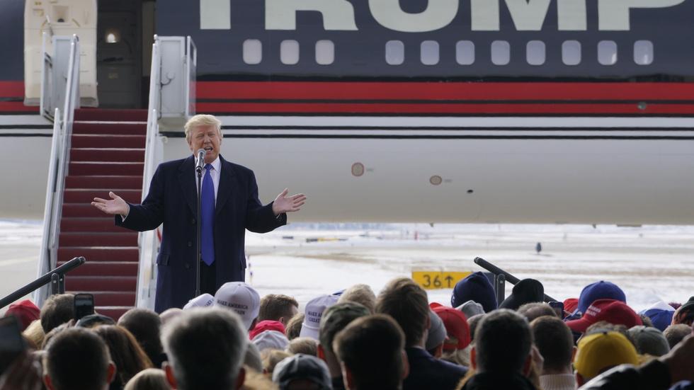 Ahead of Iowa caucuses, candidates prioritize voter turnout image