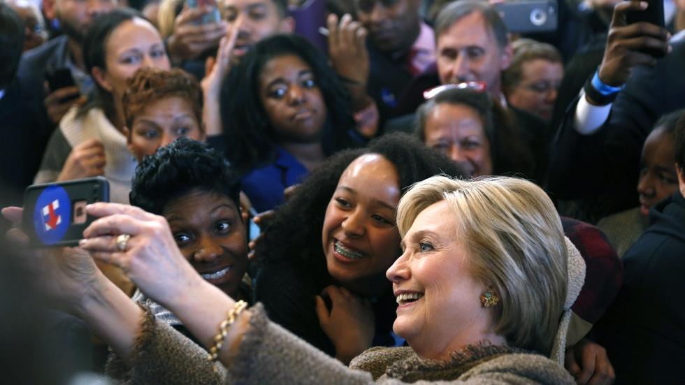 Clinton and Sanders battle for black votes in South Carolina image