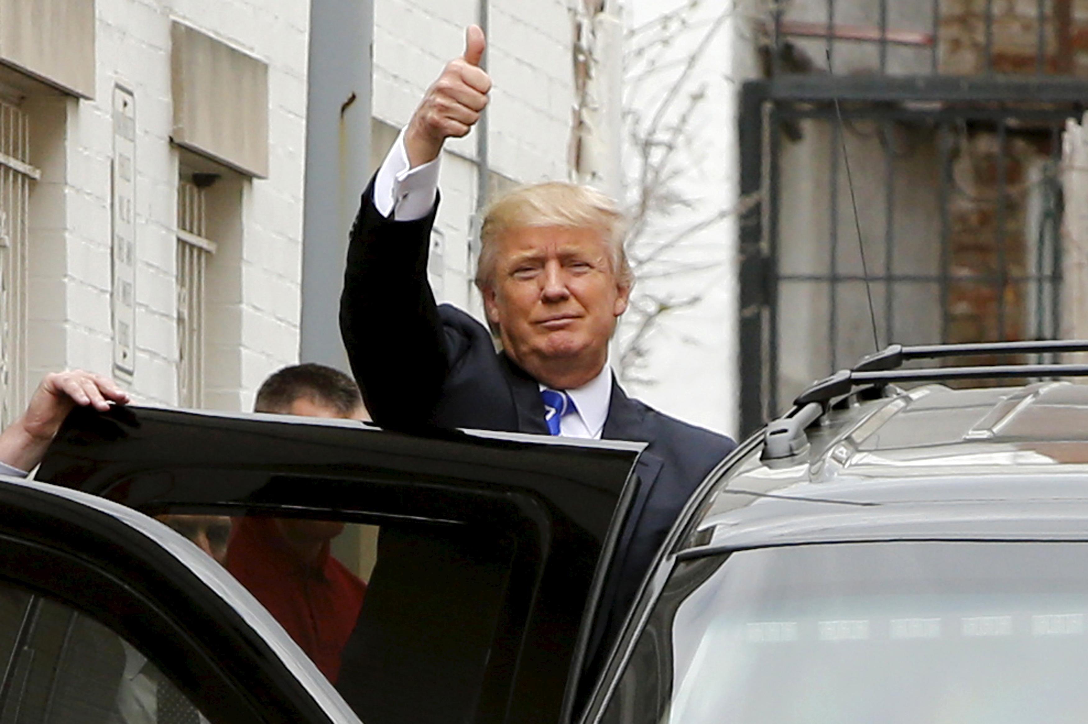 Trump rivals zero in on controversial comments