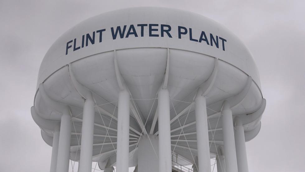 U.S. water systems repeatedly exceed federal lead standards image