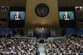 News Wrap: Nations sign Paris Agreement on climate change