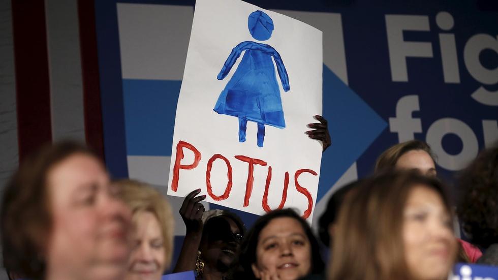 Clinton works to win over women voters image