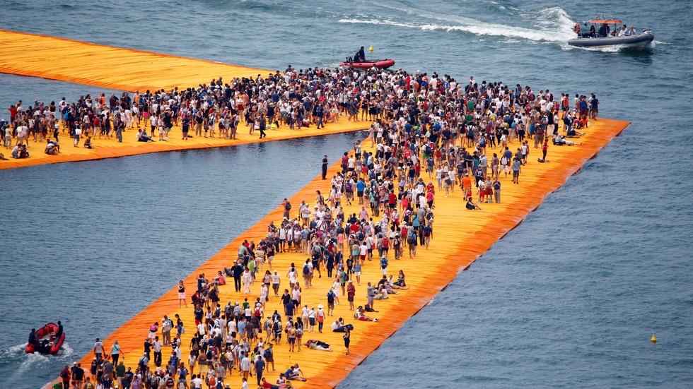 These floating piers let visitors walk on water image