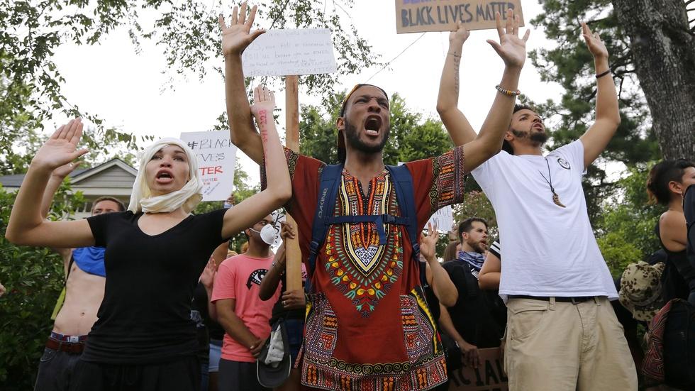 Police violence protests intensify as Dallas mourns officers image