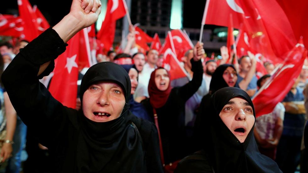 Turkish crackdown touches thousands after coup attempt image