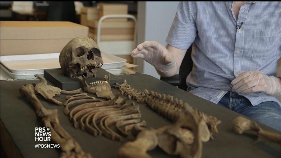 Archaeologists mine for history below new London skyline image