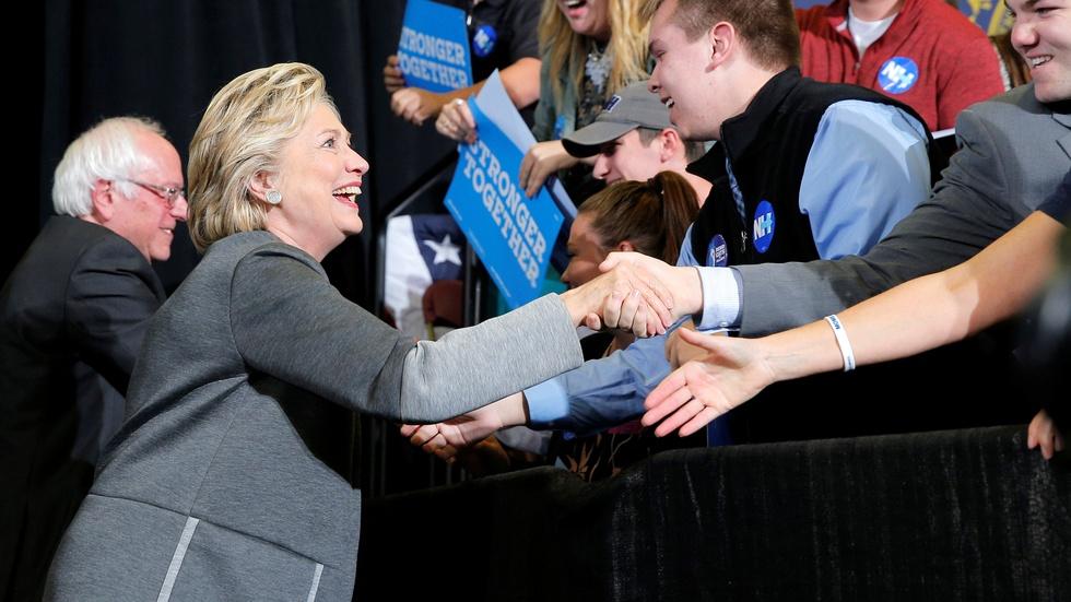 Clinton works to win over young voters image