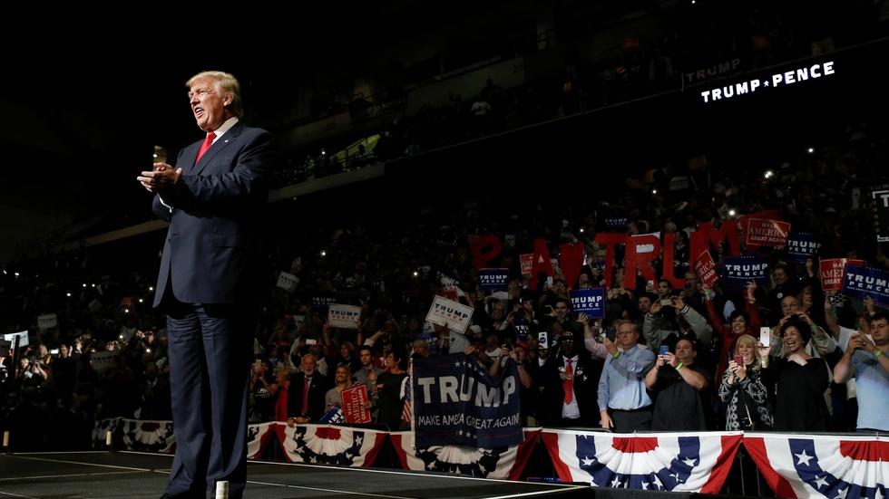 Trump attacks Republicans as Clinton campaigns with Gore image