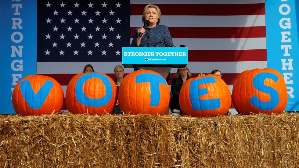 FBI to investigate new material around Clinton email server image