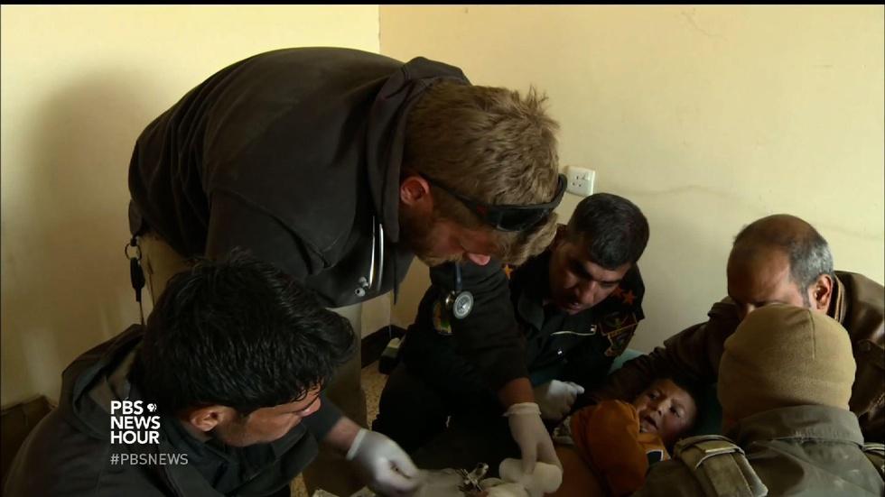 These volunteers risk their lives to save Mosul's injured image