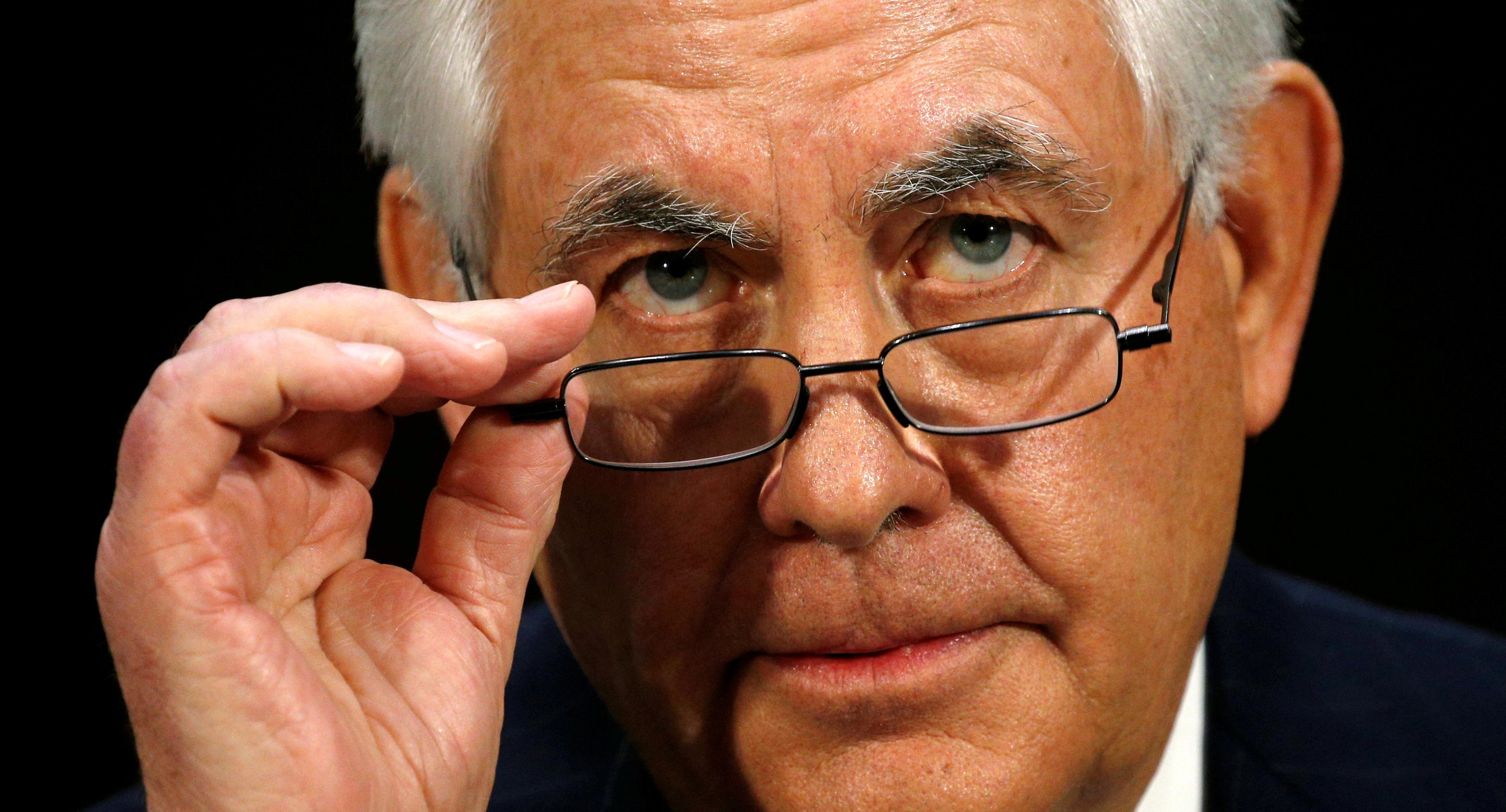 News Wrap: Senate committee OKs Tillerson for State