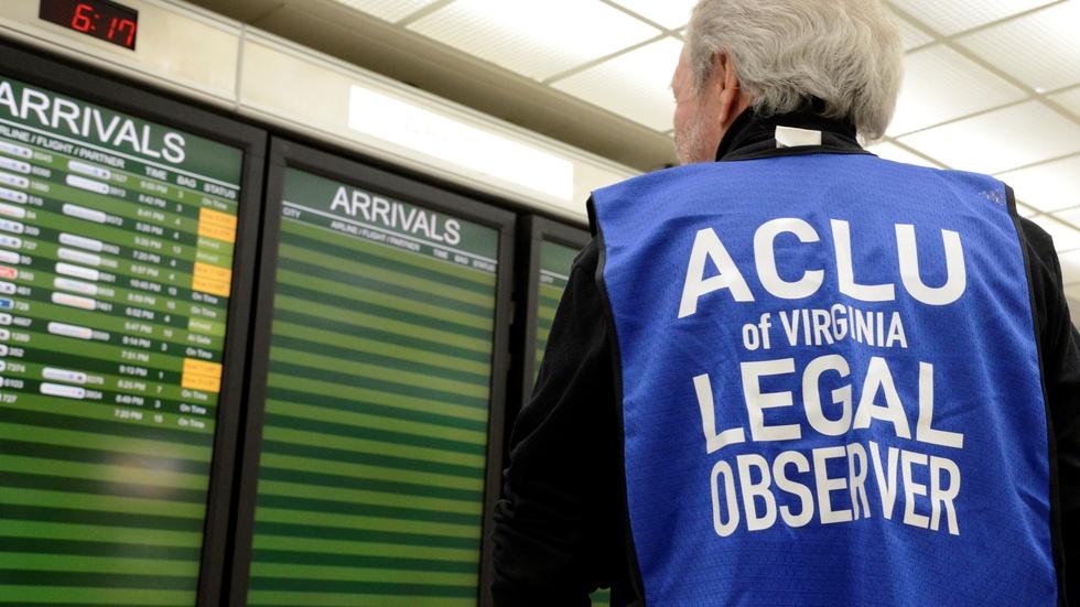 The legal arguments for and against Trump's immigration ban image