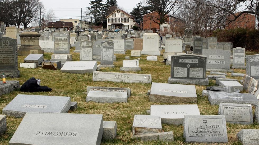 News Wrap: New bomb threats target Jewish community centers image