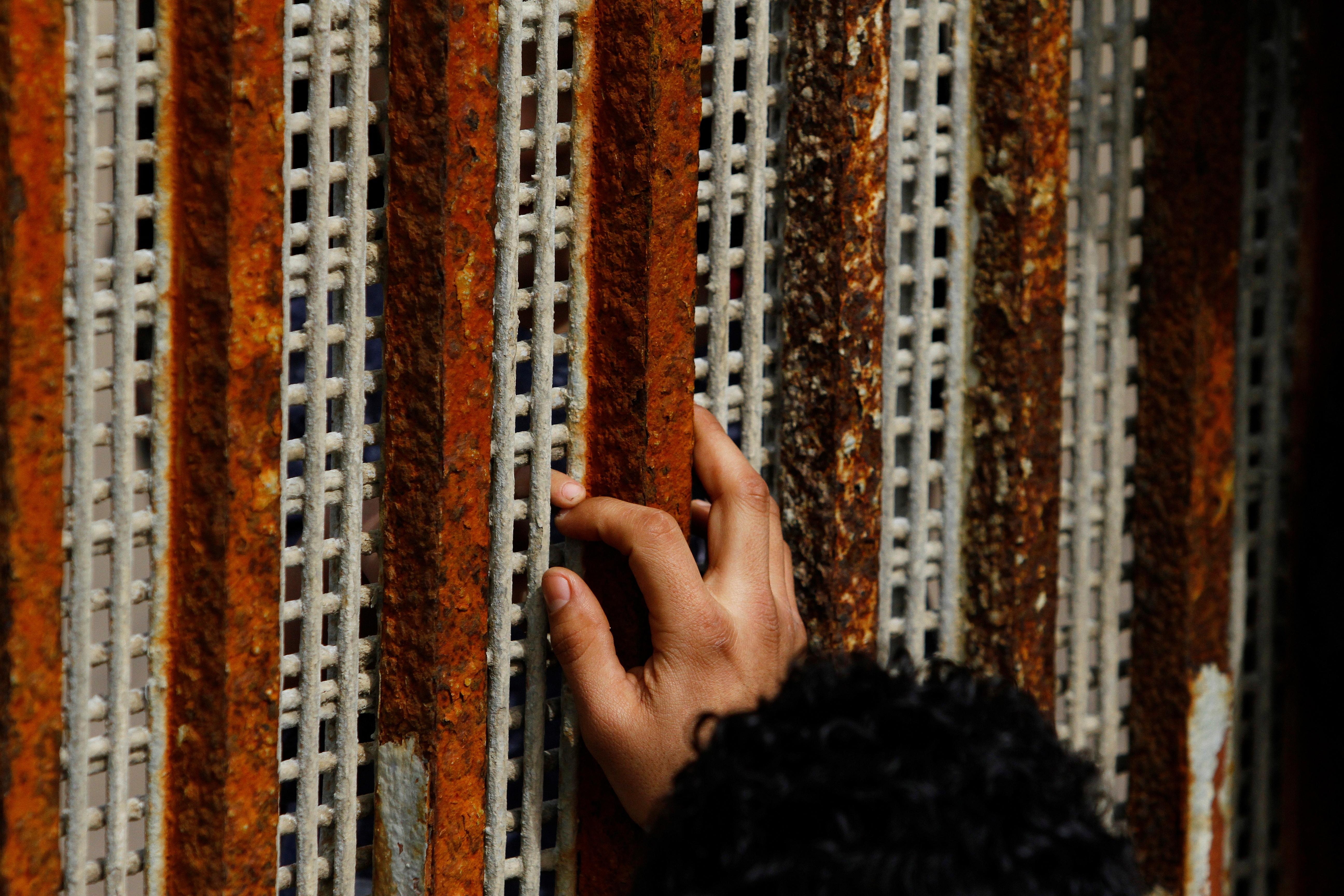 News Wrap: Illegal border crossing arrests fell in February