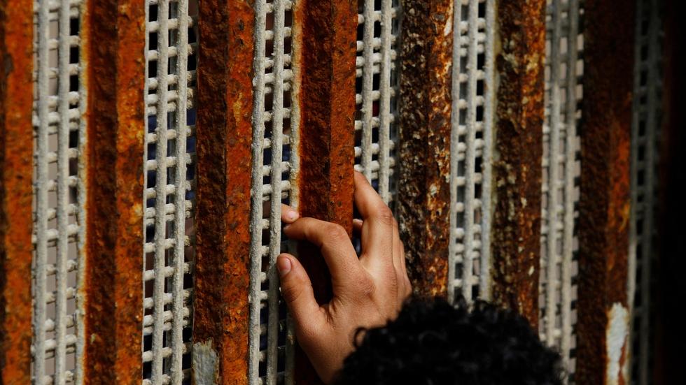 News Wrap: Illegal border crossing arrests fell in February image
