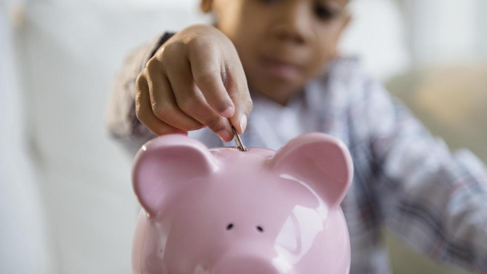 The best ways to teach your little kids about money image