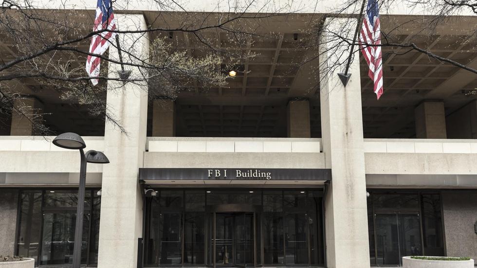 How does the FBI insulate itself from political pressure? image