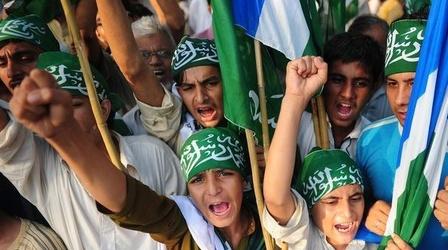 Video thumbnail: PBS NewsHour NPR's Inskeep Explores Megacity Karachi's Vibrancy, Violence