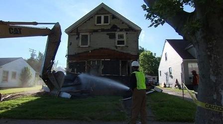 Video thumbnail: PBS NewsHour Raze the Roof: Cleveland Levels Vacant Homes to Revive...