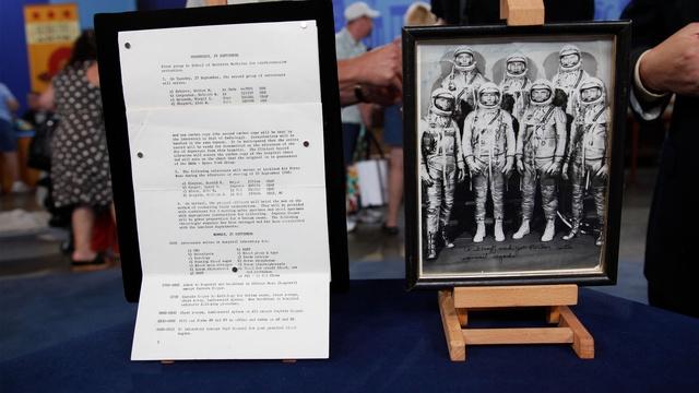 Antiques Roadshow | Appraisal: Signed Mercury 7 Photo & Paperwork