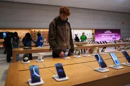 News Wrap: Trump threatens tariffs on EU imports and iPhones
