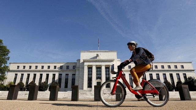 News Wrap: Federal Reserve governor to resign early