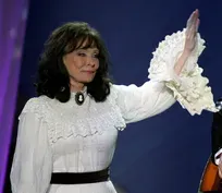 Loretta Lynn, boundary-breaking country icon, dies at 90