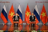 News Wrap: Putin sign deals with Vietnam to bolster support