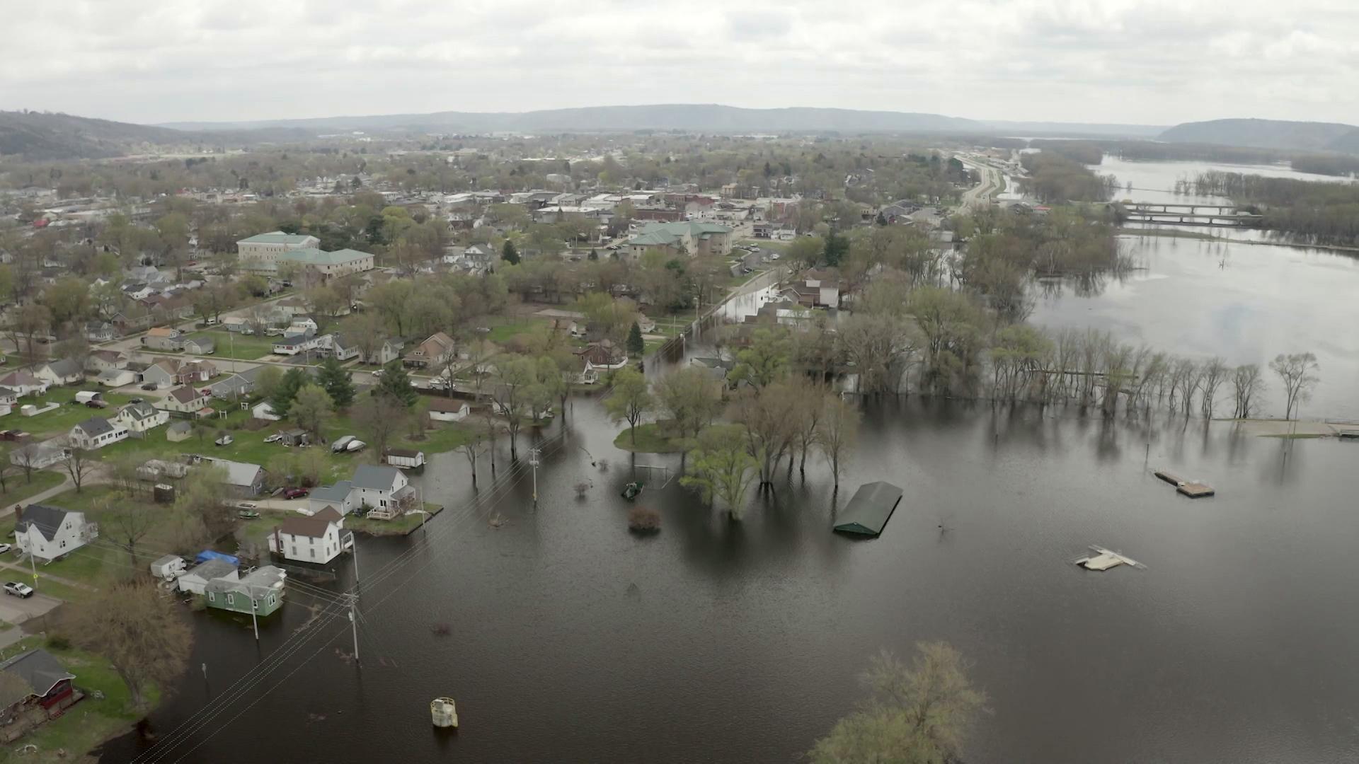 La Crosse, Prairie du Chien brace as spring flooding spreads