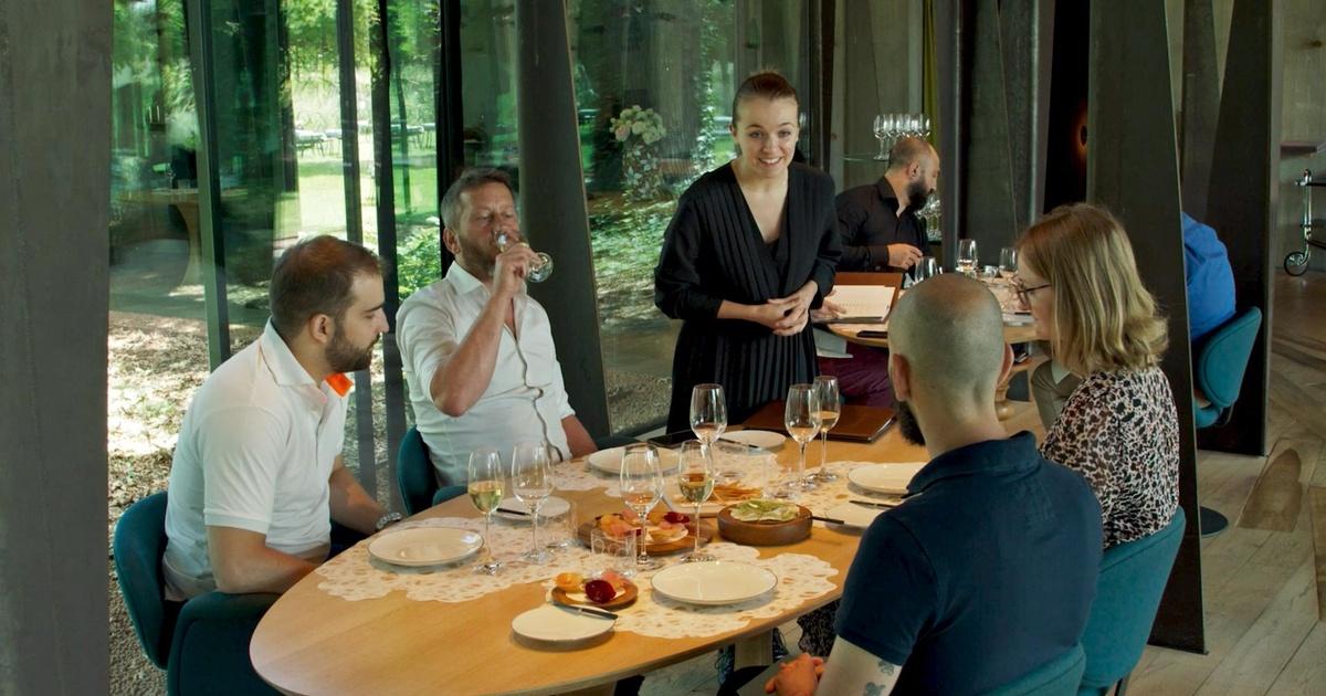Menus-Plaisirs – Les Troisgros | Waiters at Tables