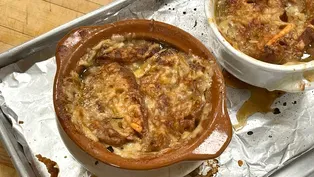 Jacques Pépin Makes Onion Soup Gratinée