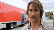 Glenn Powell talks about Linklater's creativity and humility