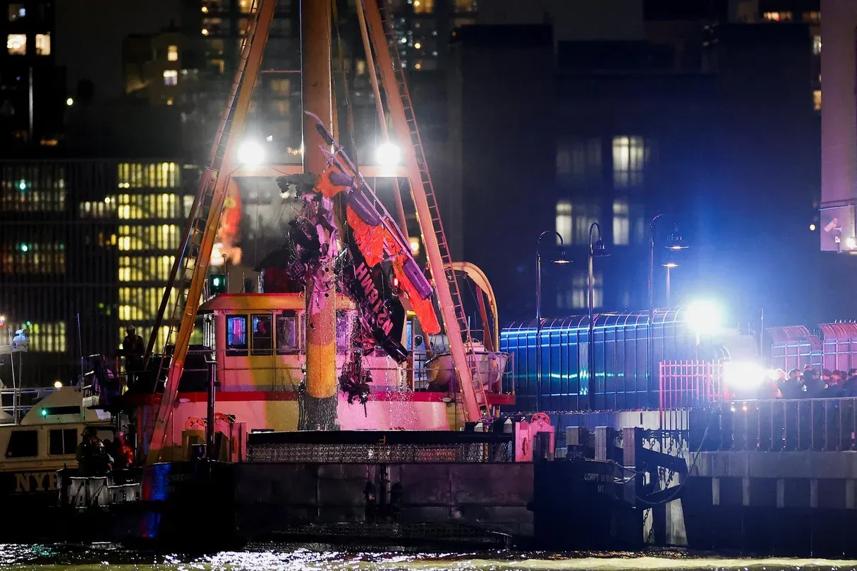 News Wrap: Tourist helicopter crashes in Hudson River