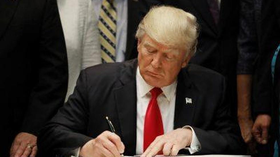 News Wrap: Trump signs executive orders on cybersecurity, vo image
