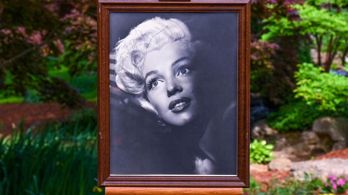 Appraisal Marilyn Monroesigned Photo, ca. 1953 Antiques Roadshow