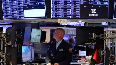 Investors scramble as S&P 500 nears bear market territory