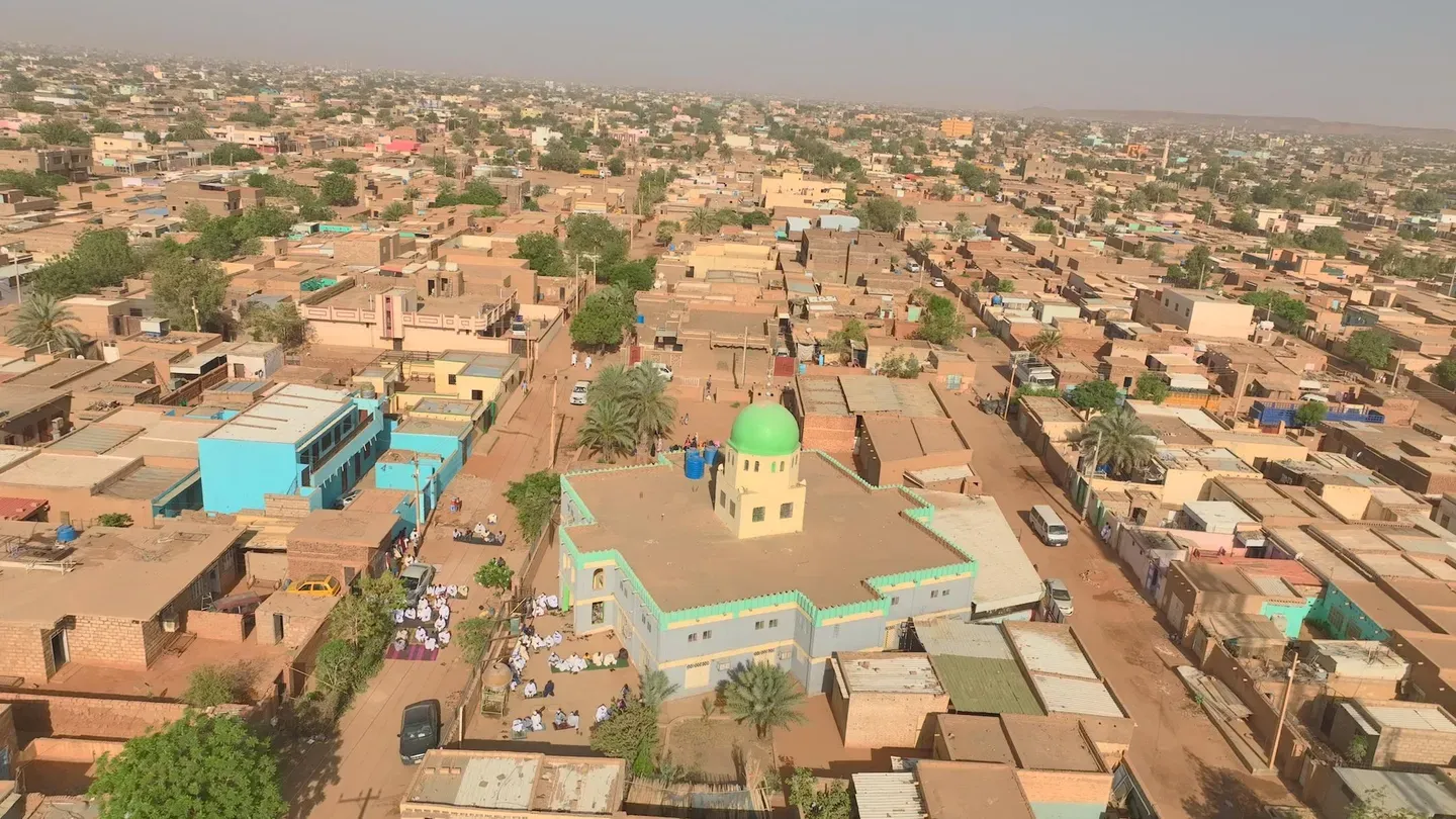 News Wrap: Civilians, foreign diplomats flee Sudan conflict
