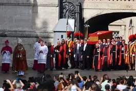 Mourners crowd Vatican to say farewell to Pope Francis