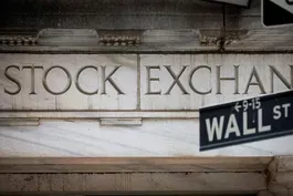 News Wrap: Warren Buffett criticizes using trade as a weapon