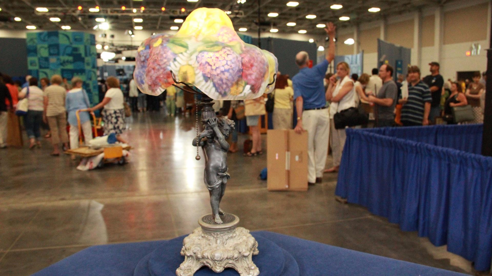  Appraisal Pairpoint Puffy Glass Shade with Metal Base, Antiques