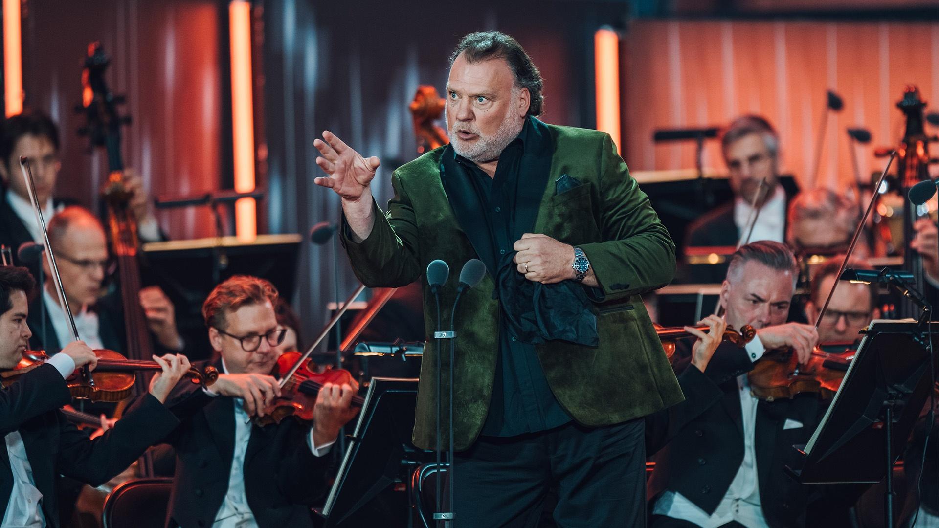 Sir Bryn Terfel performs "If I Were a Rich Man" with the Vienna Philharmonic.
