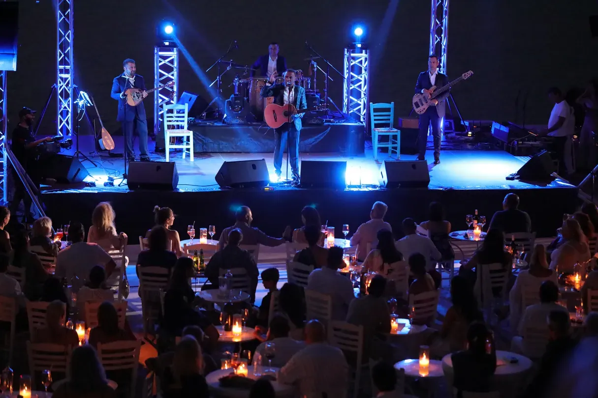 Pavlo: Live in Santorini