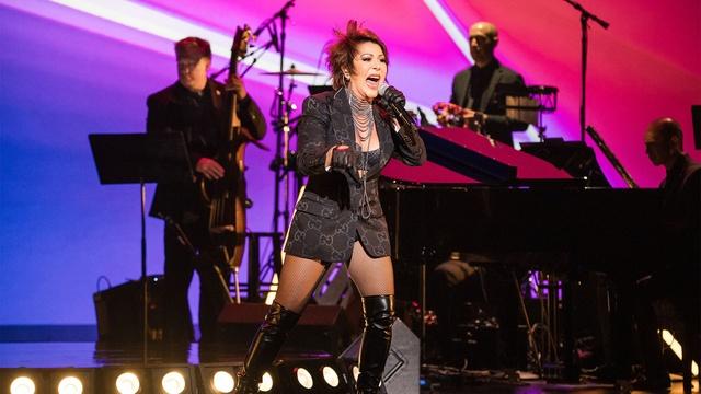 Alejandra Guzman Performs 'Eternamente Bella'